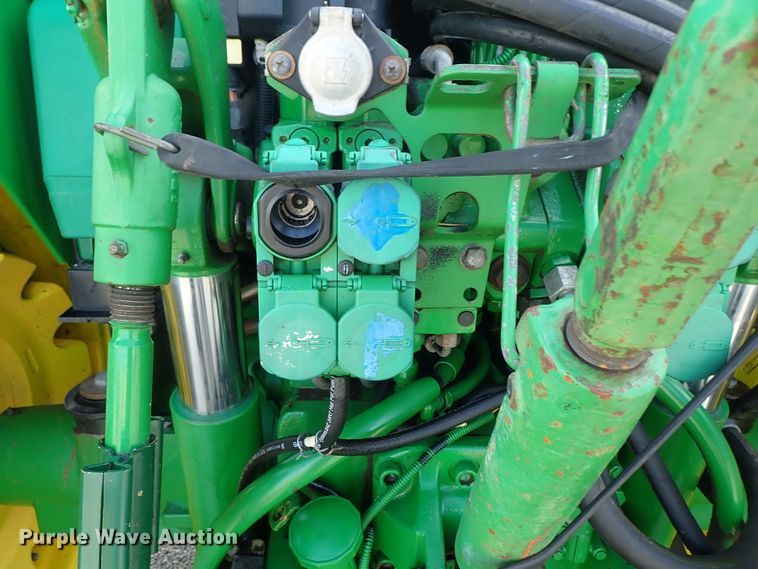 image for item DE1057 2004 John Deere 7220 MFWD tractor