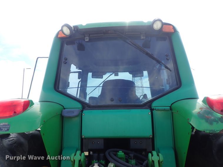 image for item DE1057 2004 John Deere 7220 MFWD tractor