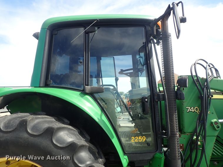 image for item DE1057 2004 John Deere 7220 MFWD tractor