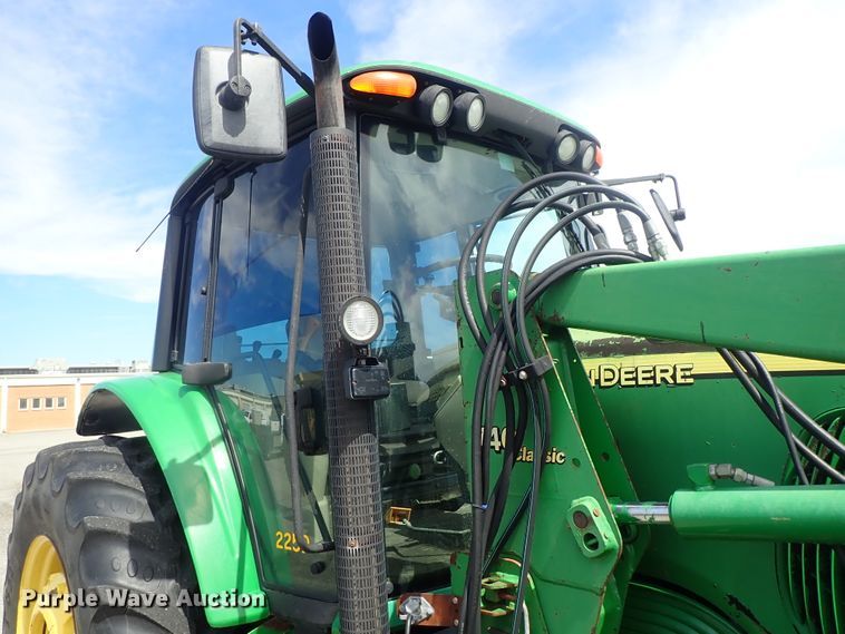 image for item DE1057 2004 John Deere 7220 MFWD tractor