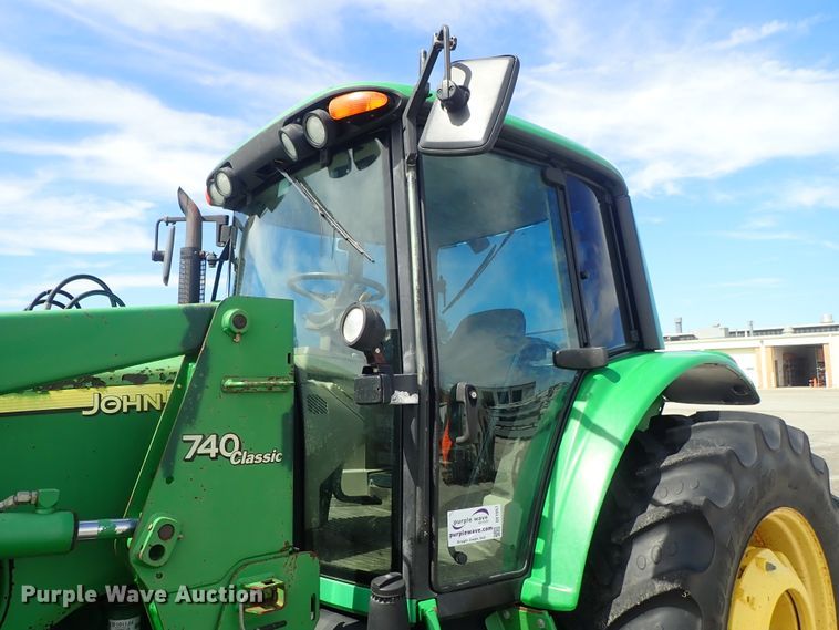 image for item DE1057 2004 John Deere 7220 MFWD tractor