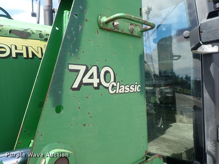 image for item DE1057 2004 John Deere 7220 MFWD tractor