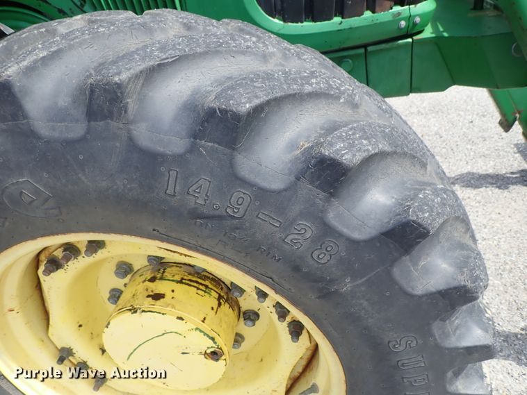 image for item DE1057 2004 John Deere 7220 MFWD tractor