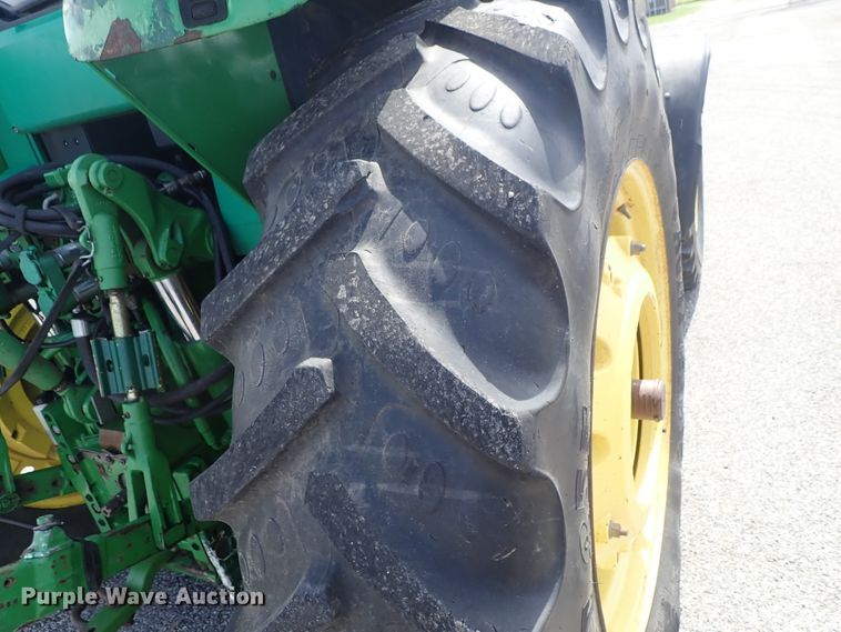image for item DE1057 2004 John Deere 7220 MFWD tractor