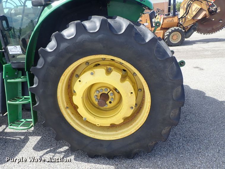 image for item DE1057 2004 John Deere 7220 MFWD tractor