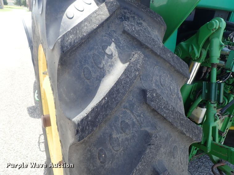 image for item DE1057 2004 John Deere 7220 MFWD tractor