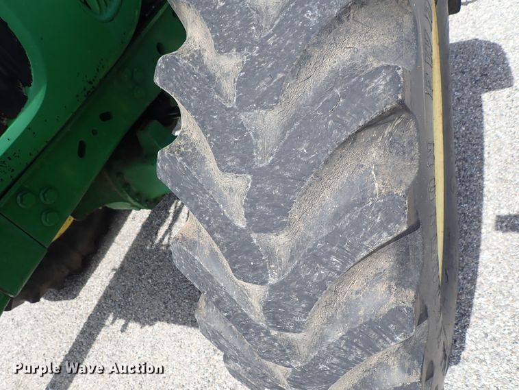 image for item DE1057 2004 John Deere 7220 MFWD tractor