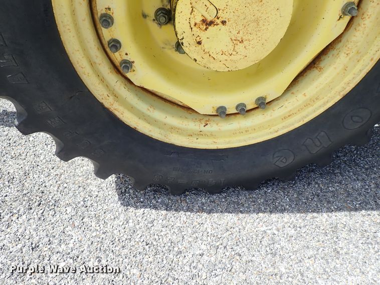 image for item DE1057 2004 John Deere 7220 MFWD tractor