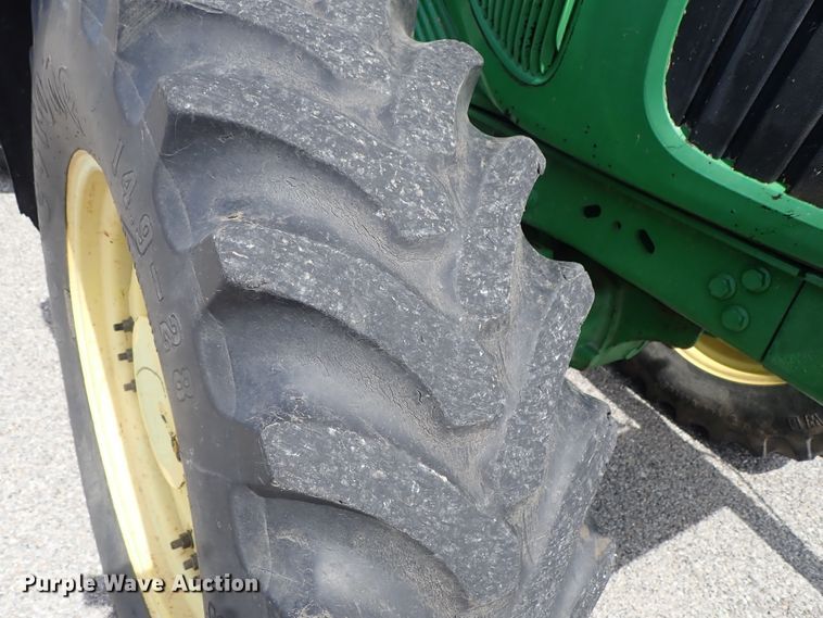 image for item DE1057 2004 John Deere 7220 MFWD tractor