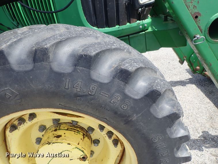 image for item DE1057 2004 John Deere 7220 MFWD tractor