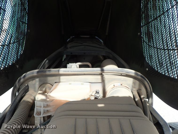 image for item DE1057 2004 John Deere 7220 MFWD tractor