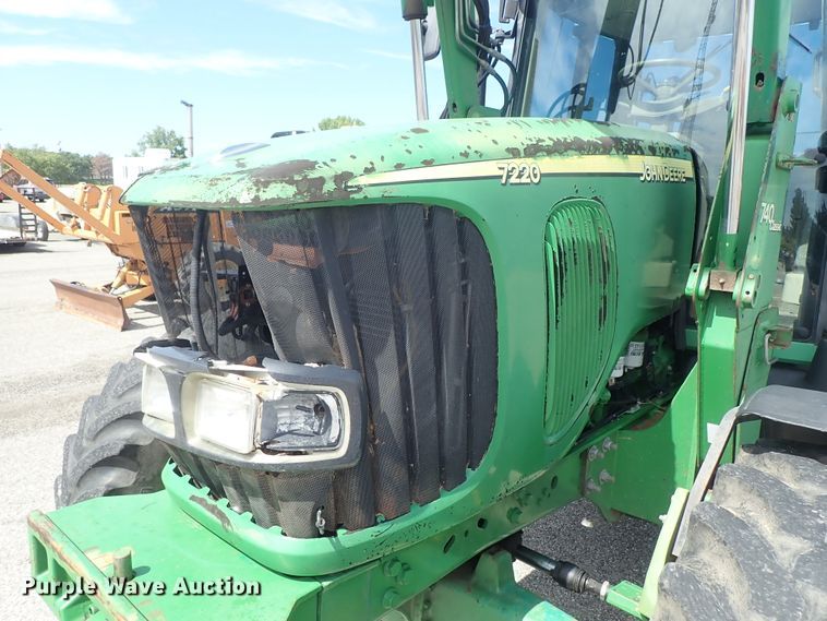 image for item DE1057 2004 John Deere 7220 MFWD tractor