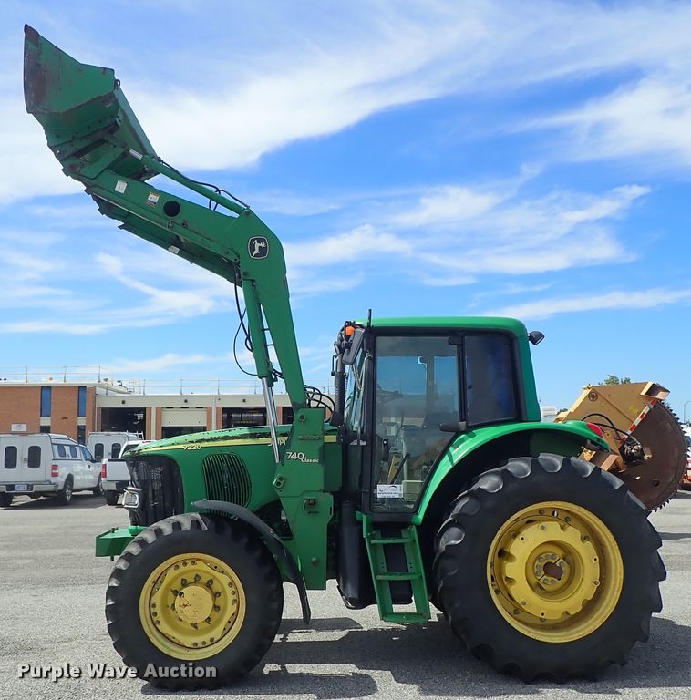 image for item DE1057 2004 John Deere 7220 MFWD tractor