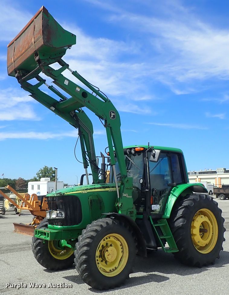 image for item DE1057 2004 John Deere 7220 MFWD tractor