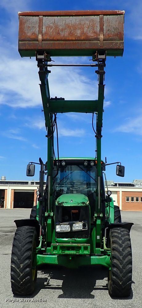 image for item DE1057 2004 John Deere 7220 MFWD tractor