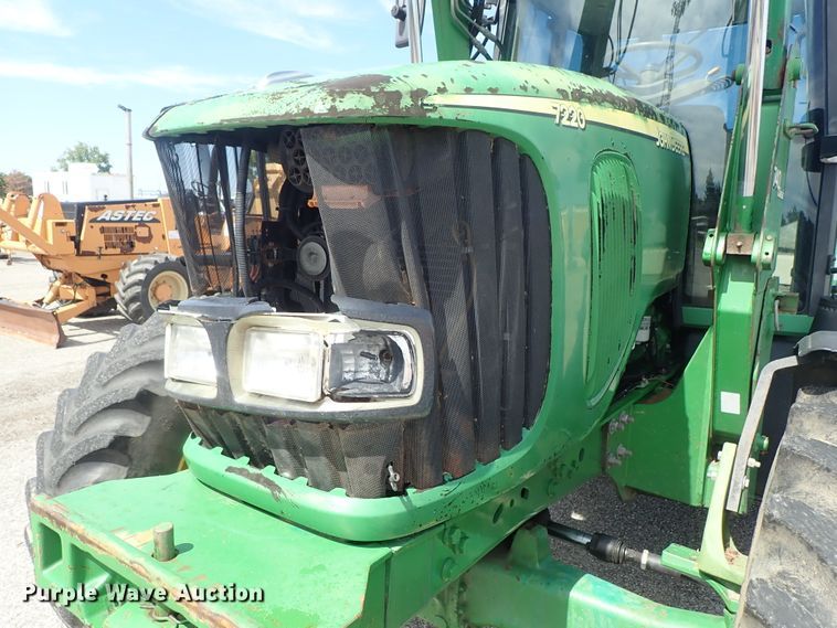 image for item DE1057 2004 John Deere 7220 MFWD tractor