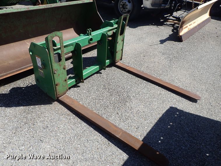 image for item DE1057 2004 John Deere 7220 MFWD tractor