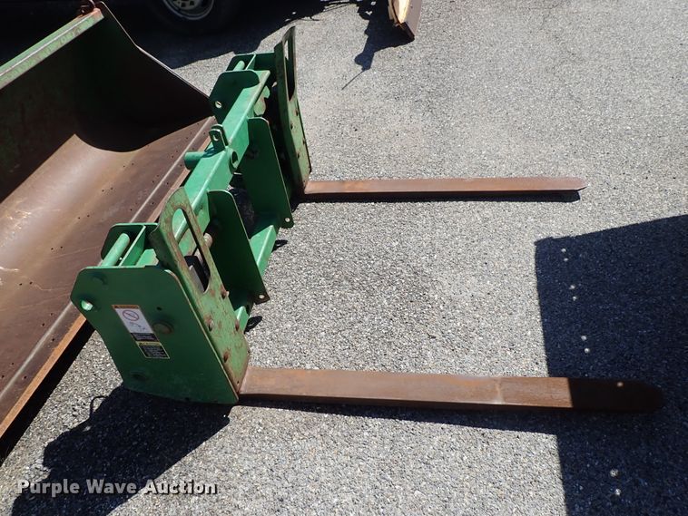 image for item DE1057 2004 John Deere 7220 MFWD tractor