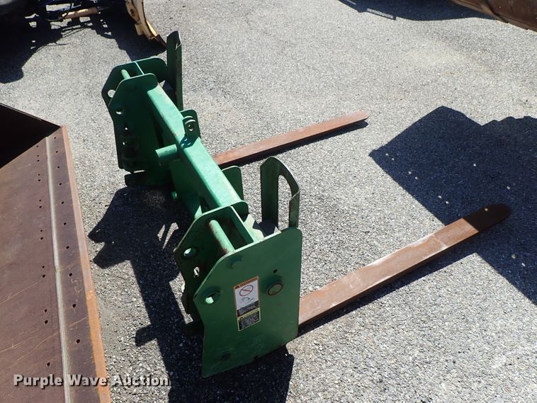 image for item DE1057 2004 John Deere 7220 MFWD tractor