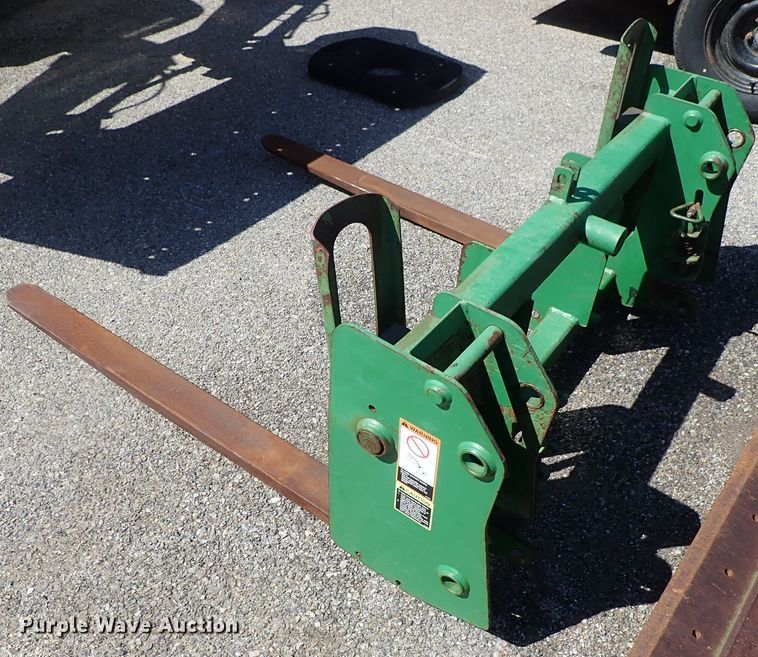 image for item DE1057 2004 John Deere 7220 MFWD tractor