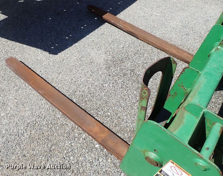 image for item DE1057 2004 John Deere 7220 MFWD tractor