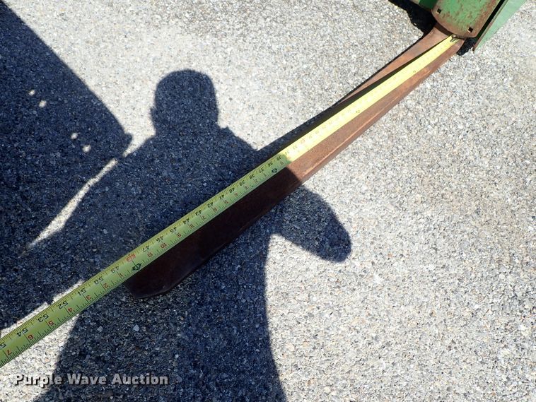 image for item DE1057 2004 John Deere 7220 MFWD tractor