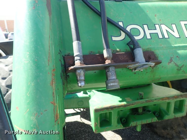 image for item DE1057 2004 John Deere 7220 MFWD tractor