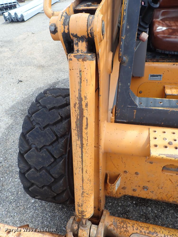image for item DE1064 2003 Case 85XT skid steer