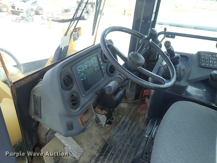 image for item DE1067 2005 John Deere 624J wheel loader