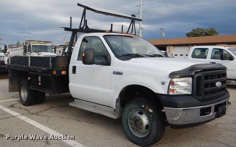 image for item DG4966 2006 Ford F350 Super Duty flatbed pickup truck