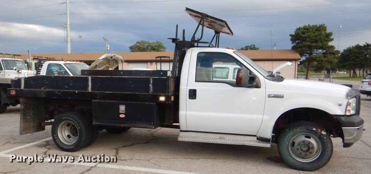 image for item DG4966 2006 Ford F350 Super Duty flatbed pickup truck