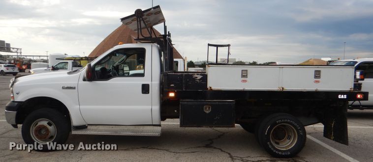 image for item DG4966 2006 Ford F350 Super Duty flatbed pickup truck