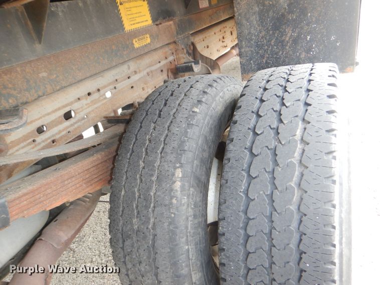 image for item DG4966 2006 Ford F350 Super Duty flatbed pickup truck