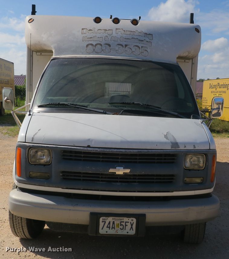 image for item DB10186 2002 Chevrolet Express G3500 box truck