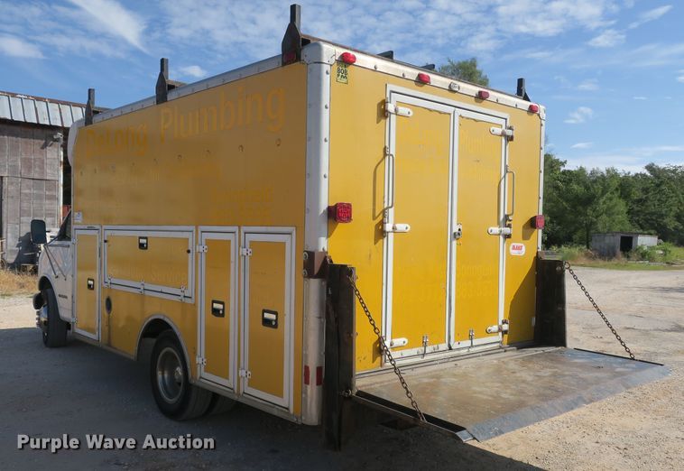 image for item DB10186 2002 Chevrolet Express G3500 box truck