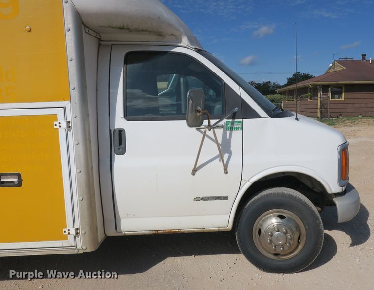 image for item DB10186 2002 Chevrolet Express G3500 box truck