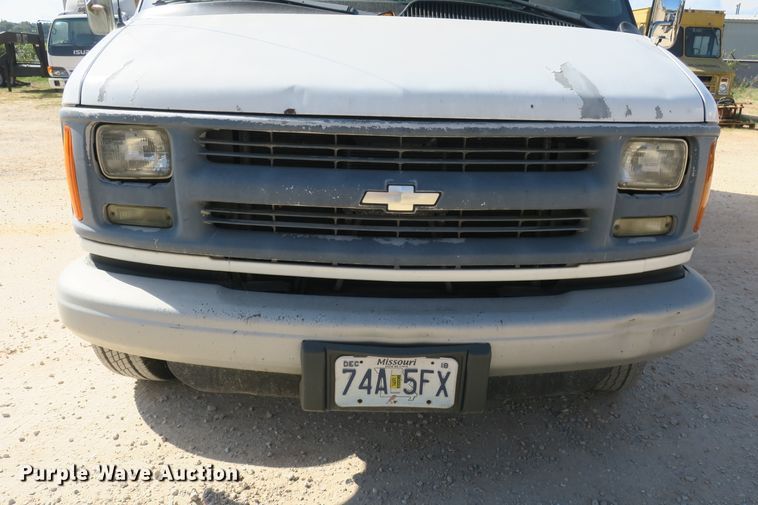 image for item DB10186 2002 Chevrolet Express G3500 box truck