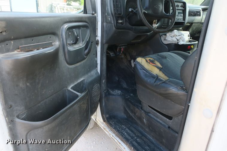 image for item DB10186 2002 Chevrolet Express G3500 box truck