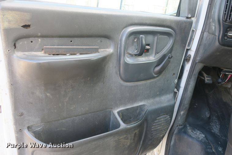 image for item DB10186 2002 Chevrolet Express G3500 box truck