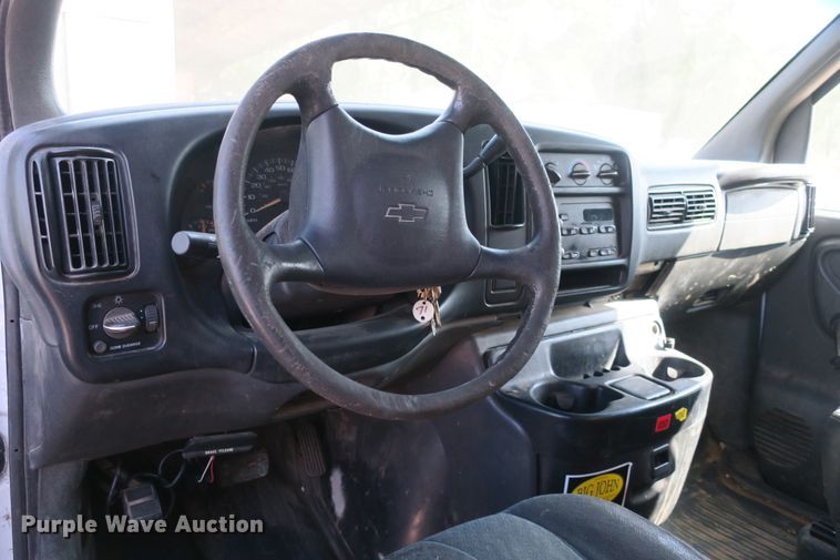 image for item DB10186 2002 Chevrolet Express G3500 box truck