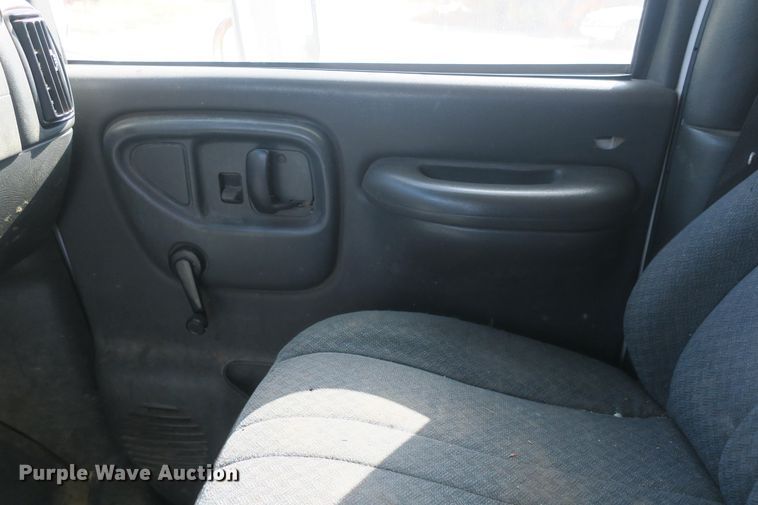 image for item DB10186 2002 Chevrolet Express G3500 box truck