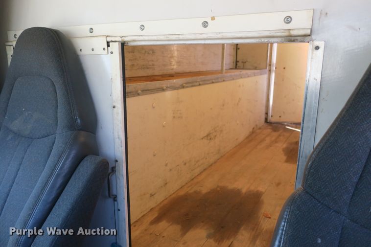 image for item DB10186 2002 Chevrolet Express G3500 box truck