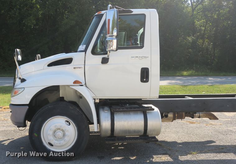 image for item DB10191 2011 International DuraStar 4400 truck cab and chassis