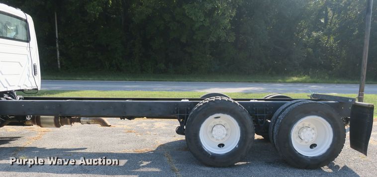 image for item DB10191 2011 International DuraStar 4400 truck cab and chassis