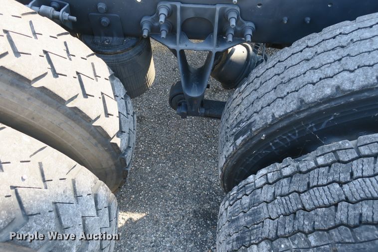 image for item DB10191 2011 International DuraStar 4400 truck cab and chassis