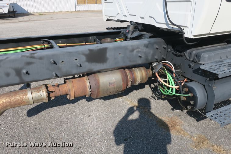 image for item DB10191 2011 International DuraStar 4400 truck cab and chassis