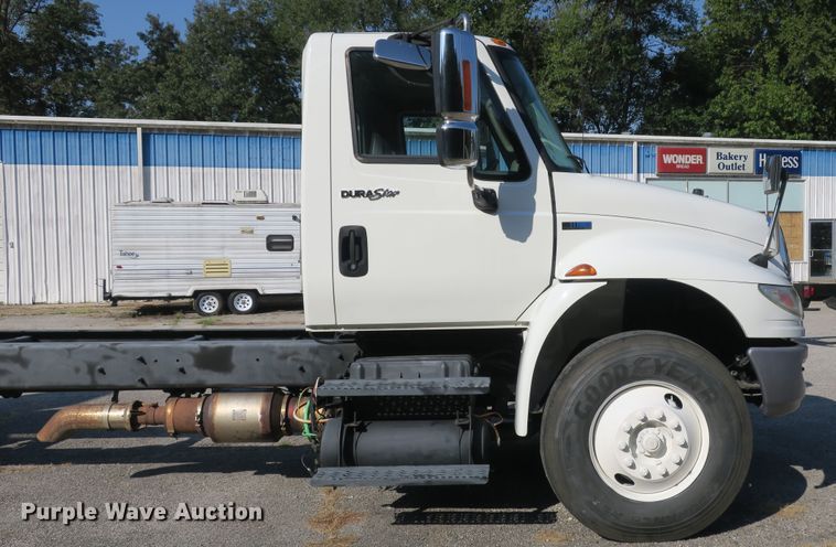 image for item DB10191 2011 International DuraStar 4400 truck cab and chassis
