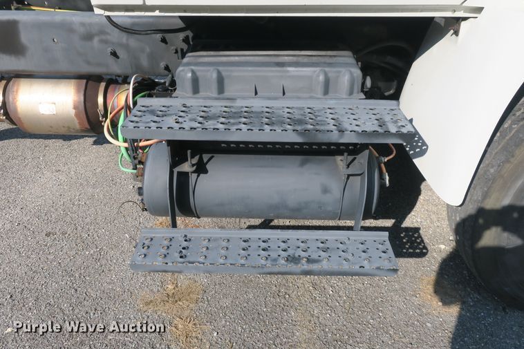 image for item DB10191 2011 International DuraStar 4400 truck cab and chassis