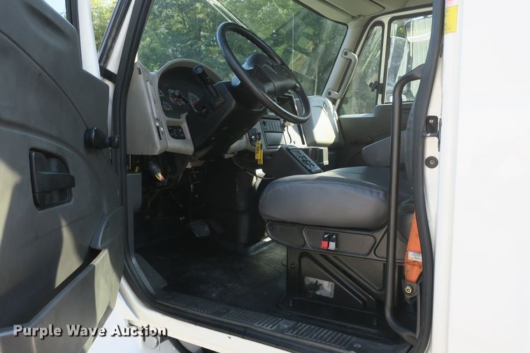 image for item DB10191 2011 International DuraStar 4400 truck cab and chassis