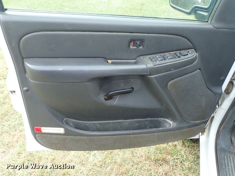 image for item DB7737 2005 Chevrolet Silverado 2500HD Crew Cab pickup truck